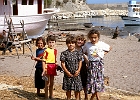 Kinder am Hafen von Tekeönü : Hafen, Fischerboote